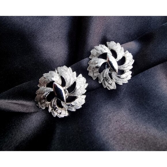 Vintage CORO Signed Flower Silver Toned Patern Clip On Earrings - Picture 4 of 6